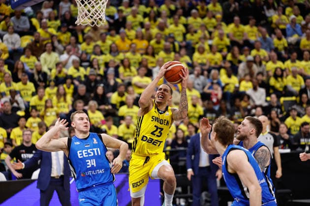 STOCKHOLM, SVERIGE 20260227 Estonia s Artur KonontÅ¡uk and Sweden s Pierre Hampton with the ball during the FIBA World European Cup Qualifier game between Sweden and Estonia, first round - group H, at Avicii Arena in Stockholm, Sweden 27 February 2026. STOCKHOLM SVERIGE x1081x