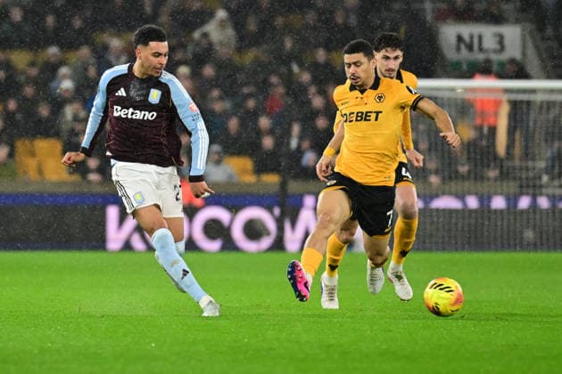 Wolverhampton Wanderers v Aston Villa, Premier League Aston Villa midfielder Morgan Rodgers (27) under pressure from Wolverhampton Wanderers midfielder Andre (7) during the Premier League match between Wolverhampton Wanderers and Aston Villa at Molineux, Wolverhampton, UK on 27 February 2026. Wolverhampton Molineux West Midlands UK Editorial use only DataCo restrictions apply See www.football-dataco.com , Copyright: xDennisxGoodwinx PSI-23809-0005