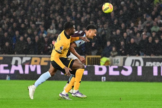 Wolverhampton Wanderers v Aston Villa, Premier League Aston Villa forward Ollie Watkins (11) heads the ball under pressure from Wolverhampton Wanderers defender Yerson Mosquera (15) during the Premier League match between Wolverhampton Wanderers and Aston Villa at Molineux, Wolverhampton, UK on 27 February 2026. Wolverhampton Molineux West Midlands UK Editorial use only DataCo restrictions apply See www.football-dataco.com , Copyright: xDennisxGoodwinx PSI-23809-0007
