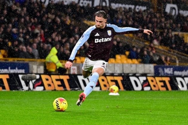 Wolverhampton Wanderers v Aston Villa, Premier League Aston Villa defender Matty Cash (2) crosses during the Premier League match between Wolverhampton Wanderers and Aston Villa at Molineux, Wolverhampton, UK on 27 February 2026. Wolverhampton Molineux West Midlands UK Editorial use only DataCo restrictions apply See www.football-dataco.com , Copyright: xDennisxGoodwinx PSI-23809-0009