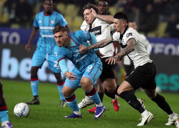 Parma™s Lautaro Valenti fight for the ball with Cagliari™s Semin Kilicsoy during the Serie A soccer match between Parma and Cagliari at the Ennio Tardini Stadium in Parma - Friday, Febryary 27, 2026. - Soccer .  Copyright: xGiannixSantandrea LaPressex