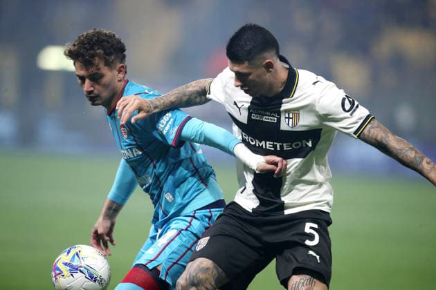 Cagliari™s Sebatiano Esposito fight for the ball with Parma™s Lautaro Valenti during the Serie A soccer match between Parma and Cagliari at the Ennio Tardini Stadium in Parma - Friday, Febryary 27, 2026. - Soccer .  Copyright: xGiannixSantandrea LaPressex