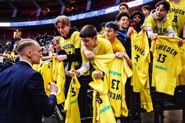 260227 Head coach Mikko Riipinen of Sweden with supporters after the FIBA World Cup Qualifier game between Sweden and Estonia on February 27, 2026 in Stockholm. Photo: Kenta Jönsson BILDBYRAN COP 210 KJ0314 basket basketball vm-kval kval fiba world cup qualifiers sverige estland sweden estonia bbeng publik Copyright: KENTAxJÖNSSON BB260227KJ085