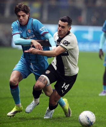 Cagliari™s Marco Palestra fight for the ball with Parma™s Emanuele Valeri during the Serie A soccer match between Parma and Cagliari at the Ennio Tardini Stadium in Parma - Friday, Febryary 27, 2026. - Soccer .  Copyright: xGiannixSantandrea LaPressex