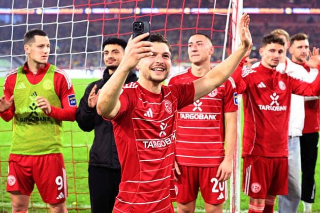 Schlussjubel, jubelnd, Jubel, Begeisterung, Freude, Emotion Florent MUSLIJA (D) filmt den Jubel mit seinem Smartphone, Fussball 2. Bundesliga, 24. Spieltag, Fortuna Duesseldorf (D) - VfL Bochum 2-1 am 27.02.2026 in der Merkur Spiel Arena Duesseldorf Deutschland. DFL regulations prohibit any use of photographs as image sequences and or quasi-video Ã‚Â