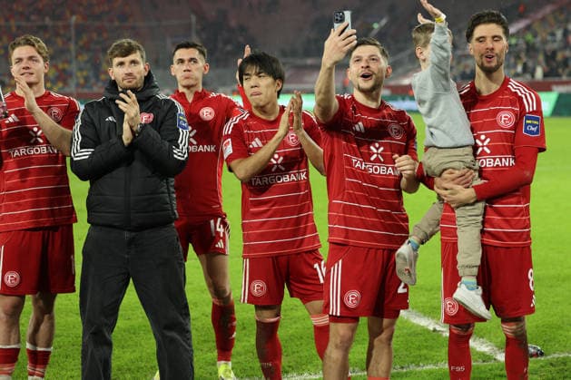 GER, 2. FBL. Fortuna Duesseldorf vs. VfL Bochum 27.02.2026, Merkur Spiel-Arena, Duesseldorf, GER, 2. FBL. Fortuna Duesseldorf vs. VfL Bochum, im Bild: nach dem Spiel lassen sich die Duesseldorfer Spieler von den Fans feiern und freuen sich Anouar El Azzouzi (Fortuna Duesseldorf 8), Florent Muslija (Fortuna Duesseldorf 24), Sotirios Alexandropoulos (Fortuna Duesseldorf 14), Satoshi Tanaka (Fortuna Duesseldorf 16),