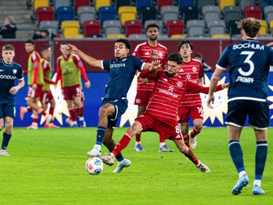 Francis Onyeka (VfL Bochum 1848, 21) im Zweikampf gegen Anouar El Azzouzi (Fortuna Duesseldorf, 08) Fortuna Duesseldorf vs. VfL Bochum 1848, Fussball, 2. Bundesliga, 24. Spieltag, Saison 2025 2026, 27.02.2026 DFL REGULATIONS PROHIBIT ANY USE OF PHOTOGRAPHS AS IMAGE SEQUENCES AND OR QUASI-VIDEO, Fortuna Duesseldorf vs. VfL Bochum 1848, Fussball, 2. Bundesliga, 24. Spieltag, Saison 2025 2026, 27.02.2026 Duesseldorf