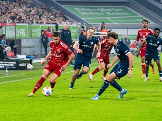 Tim Oberdorf (Fortuna Duesseldorf, 15) im Zweikampf gegen Philipp Strompf (VfL Bochum 1848, 03) Fortuna Duesseldorf vs. VfL Bochum 1848, Fussball, 2. Bundesliga, 24. Spieltag, Saison 2025 2026, 27.02.2026 DFL REGULATIONS PROHIBIT ANY USE OF PHOTOGRAPHS AS IMAGE SEQUENCES AND OR QUASI-VIDEO, Fortuna Duesseldorf vs. VfL Bochum 1848, Fussball, 2. Bundesliga, 24. Spieltag, Saison 2025 2026, 27.02.2026 Duesseldorf