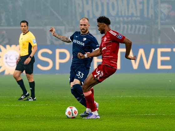Philipp Hofmann (VfL Bochum 1848, 33) im Zweikampf gegen Elias Egouli (Fortuna Duesseldorf, 44) Fortuna Duesseldorf vs. VfL Bochum 1848, Fussball, 2. Bundesliga, 24. Spieltag, Saison 2025 2026, 27.02.2026 DFL REGULATIONS PROHIBIT ANY USE OF PHOTOGRAPHS AS IMAGE SEQUENCES AND OR QUASI-VIDEO, Fortuna Duesseldorf vs. VfL Bochum 1848, Fussball, 2. Bundesliga, 24. Spieltag, Saison 2025 2026, 27.02.2026 Duesseldorf