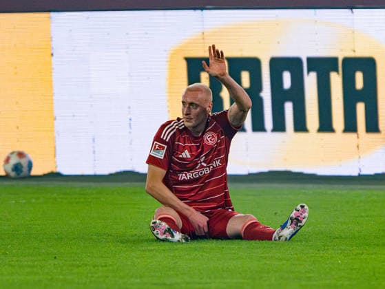 Valgeir Lunddal (Fortuna Duesseldorf, 12) verletzt sich und wird ausgewechselt Fortuna Duesseldorf vs. VfL Bochum 1848, Fussball, 2. Bundesliga, 24. Spieltag, Saison 2025 2026, 27.02.2026 DFL REGULATIONS PROHIBIT ANY USE OF PHOTOGRAPHS AS IMAGE SEQUENCES AND OR QUASI-VIDEO, Fortuna Duesseldorf vs. VfL Bochum 1848, Fussball, 2. Bundesliga, 24. Spieltag, Saison 2025 2026, 27.02.2026 Duesseldorf