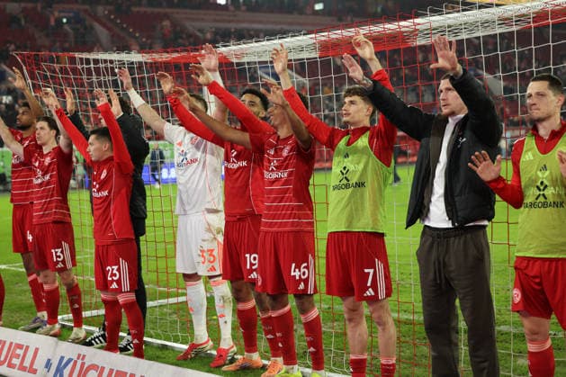 GER, 2. FBL. Fortuna Duesseldorf vs. VfL Bochum 27.02.2026, Merkur Spiel-Arena, Duesseldorf, GER, 2. FBL. Fortuna Duesseldorf vs. VfL Bochum, im Bild: nach dem Spiel lassen sich die Duesseldorfer Spieler von den Fans feiern und freuen sich Tim Oberdorf (Fortuna Duesseldorf 15), Matthias Zimmermann (Fortuna Duesseldorf 25), Cedric Itten (Fortuna Duesseldorf 13), Elias Egouli (Fortuna Duesseldorf 44), Shinta Appelkamp (Fortuna Duesseldorf 23), Florian Kastenmeier (Fortuna Duesseldorf 33), Emmanuel Iyoha (Fortuna Duesseldorf 19), Sima Suso (Fortuna Duesseldorf 46),