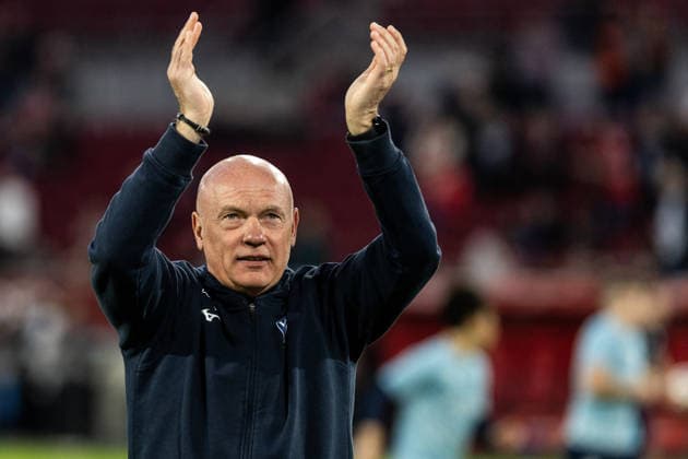 2. Fußball Bundesliga: Fortuna Düsseldorf - VfL Bochum; 27.02.2026 Uwe Rösler (VfL Bochum, Cheftrainer) vor dem Gästeblock bis zum Spielbeginn. 2. Fußball Bundesliga: Fortuna Düsseldorf - VfL Bochum; Merkur Spiel-Arena, Düsseldorf; 27.02.2026 DFL regulations prohibit any use of photographs as image sequences and or quasi video.
