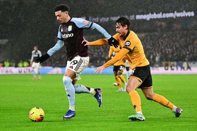 Wolverhampton Wanderers v Aston Villa, Premier League Aston Villa midfielder (on loan from Manchester United, ManU Jaden Sancho (19) under pressure during the Premier League match between Wolverhampton Wanderers and Aston Villa at Molineux, Wolverhampton, UK on 27 February 2026. Wolverhampton Molineux West Midlands UK Editorial use only DataCo restrictions apply See www.football-dataco.com , Copyright: xDennisxGoodwinx PSI-23809-0011