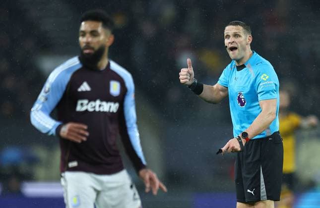 Referee Craig Pawson Wolverhampton Wanderers v Aston Villa, Premier League, Football, Molineux, Wolverhampton, UK - 27 Feb 2026Wolverhampton Molineux United Kingdom EDITORIAL USE ONLY No use with unauthorised audio, video, data, fixture lists, club league logos or live services. Online in-match use limited to 120 images, no video emulation. No use in betting, games or single club league player publications. Copyright: xMichaelxZemanek Shutterstockx 16701657q