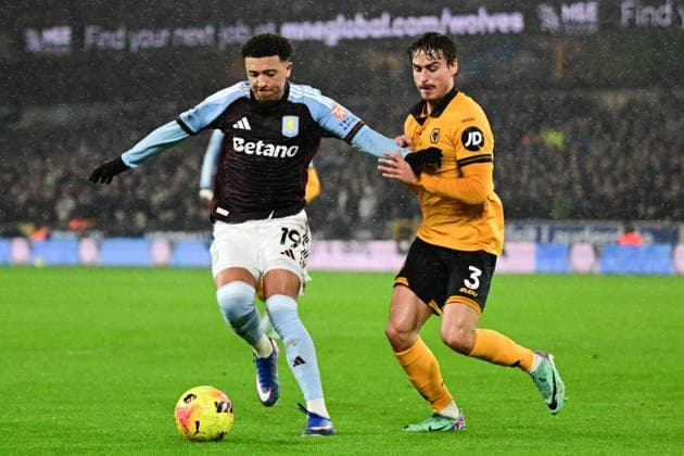 Wolverhampton Wanderers v Aston Villa, Premier League Wolverhampton Wanderers defender Hugo Bueno (3) gets to grips with Aston Villa midfielder (on loan from Manchester United, ManU Jaden Sancho (19) during the Premier League match between Wolverhampton Wanderers and Aston Villa at Molineux, Wolverhampton, UK on 27 February 2026. Wolverhampton Molineux West Midlands UK Editorial use only DataCo restrictions apply See www.football-dataco.com , Copyright: xDennisxGoodwinx PSI-23809-0013
