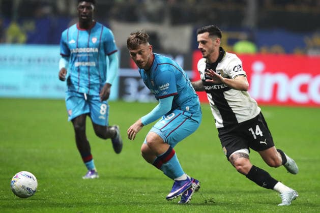 Parma™s Emanuele Valeri fight for the ball with Cagliari™s Semin Kilicsoy during the Serie A soccer match between Parma and Cagliari at the Ennio Tardini Stadium in Parma - Friday, Febryary 27, 2026. - Soccer .  Copyright: xGiannixSantandrea LaPressex