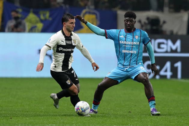 Parma™s Gabriel Strefezza fight for the ball with Cagliari™sMichel Ndary Adopo during the Serie A soccer match between Parma and Cagliari at the Ennio Tardini Stadium in Parma - Friday, Febryary 27, 2026. - Soccer .  Copyright: xGiannixSantandrea LaPressex