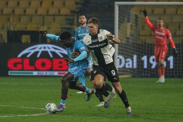 February 27, 2026, Parma: Parma™s Mateo Pellegrino fights for the ball against Cagliari™s Michel Ndary Adopo during the italian soccer Serie A match between Parma Calcio 1913 vs Cagliari Calcio on february 27, 2026 at the Stadio Ennio Tardini in Parma, Italy. ANSA Serie A: Parma-Cagliari  - ZUMAa110 20260227_zaf_a110_156 Copyright: xLorenzoxCattanix