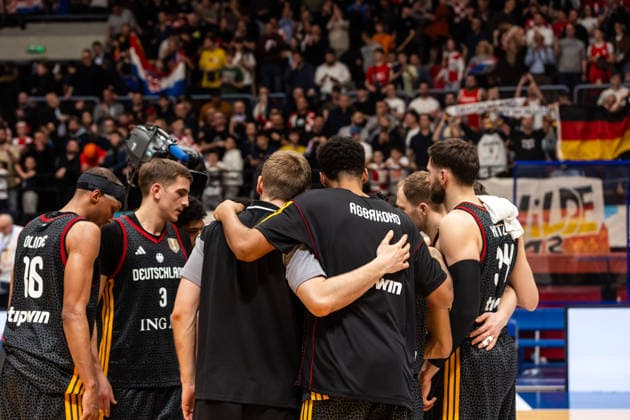 GER, FIBA Basketball World Cup 2027, European Qualifiers, Kroatien-Deutschland. 27.02.2026, Drazen Petrovic Basketball Center, Zagreb, GER, FIBA Basketball World Cup 2027, European Qualifiers, Kroatien-Deutschland. Schulterschluss Team Deutschland nach dem Spiel Â Foto: Alexander Trienitz Zagreb Drazen Petrovic Basketball Center Zagreb Kroatien