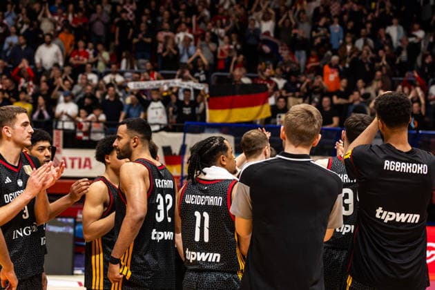 GER, FIBA Basketball World Cup 2027, European Qualifiers, Kroatien-Deutschland. 27.02.2026, Drazen Petrovic Basketball Center, Zagreb, GER, FIBA Basketball World Cup 2027, European Qualifiers, Kroatien-Deutschland. Team Deutschland bedankt sich bei den Fans Â Foto: Alexander Trienitz Zagreb Drazen Petrovic Basketball Center Zagreb Kroatien