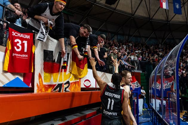 GER, FIBA Basketball World Cup 2027, European Qualifiers, Kroatien-Deutschland. 27.02.2026, Drazen Petrovic Basketball Center, Zagreb, GER, FIBA Basketball World Cup 2027, European Qualifiers, Kroatien-Deutschland. Nelson Weidemann (Deutschland, No11) bedankt sich bei den Fans  Foto: Alexander Trienitz Zagreb Drazen Petrovic Basketball Center Zagreb Kroatien