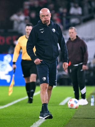 Fussball, 2. Bundesliga, Deutschland, Herren, Saison 2025 2026, 24. Spieltag, Merkur-Spiel-Arena Düsseldorf, Fortuna Düsseldorf - VfL Bochum 2:1; Cheftrainer Uwe Rösler (BOC). Aktion, Einzelbild.