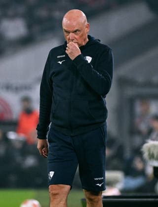 Fussball, 2. Bundesliga, Deutschland, Herren, Saison 2025 2026, 24. Spieltag, Merkur-Spiel-Arena Düsseldorf, Fortuna Düsseldorf - VfL Bochum 2:1; Cheftrainer Uwe Rösler (BOC). Aktion, Einzelbild.