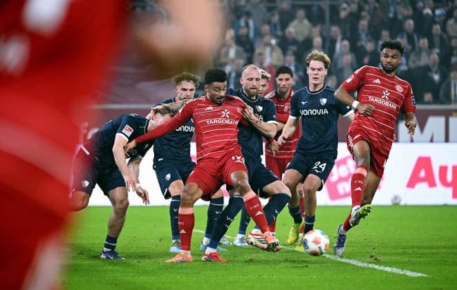 Fussball, 2. Bundesliga, Deutschland, Herren, Saison 2025 2026, 24. Spieltag, Merkur-Spiel-Arena Düsseldorf, Fortuna Düsseldorf - VfL Bochum 2:1; Emmanuel Iyoha (F95), Philipp Hofmann (BOC). Aktion