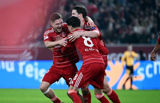 Fussball, 2. Bundesliga, Deutschland, Herren, Saison 2025 2026, 24. Spieltag, Merkur-Spiel-Arena Düsseldorf, Fortuna Düsseldorf - VfL Bochum 2:1; Jubel Florent Muslija (F95) nach seinem Tor zum 2:0, zusammen mit Cedric Itten (F95) und Anouar El Azzouzi (F95). Jubel, Freude, Aktion.