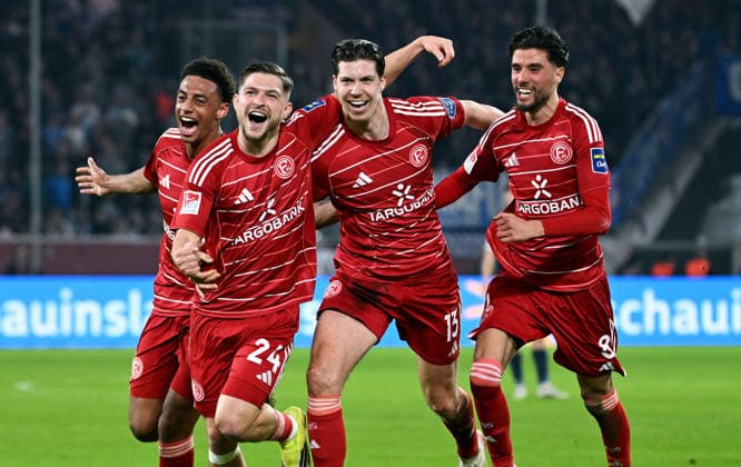 Fussball, 2. Bundesliga, Deutschland, Herren, Saison 2025 2026, 24. Spieltag, Merkur-Spiel-Arena Düsseldorf, Fortuna Düsseldorf - VfL Bochum 2:1; Jubel Florent Muslija (F95) nach seinem Tor zum 2:0, zusammen mit Sima Suso (F95), Cedric Itten (F95), Anouar El Azzouzi (F95). Jubel, Freude, Aktion.