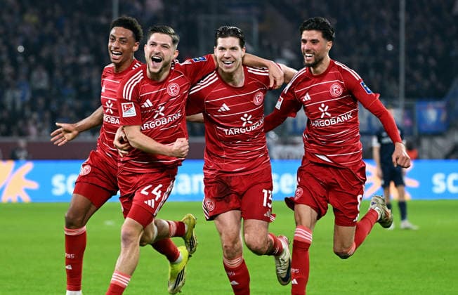 Fussball, 2. Bundesliga, Deutschland, Herren, Saison 2025 2026, 24. Spieltag, Merkur-Spiel-Arena Düsseldorf, Fortuna Düsseldorf - VfL Bochum 2:1; Jubel Florent Muslija (F95) nach seinem Tor zum 2:0, zusammen mit Sima Suso (F95), Cedric Itten (F95), Anouar El Azzouzi (F95). Jubel, Freude, Aktion.
