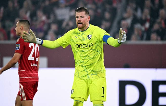 Fussball, 2. Bundesliga, Deutschland, Herren, Saison 2025 2026, 24. Spieltag, Merkur-Spiel-Arena Düsseldorf, Fortuna Düsseldorf - VfL Bochum 2:1; Timo Horn (BOC). Aktion, Einzelbild.