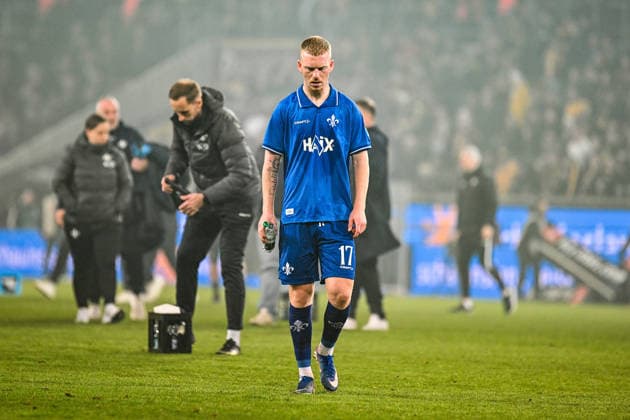 Fußball I Herren I Saison 2025-2026 I 2. Bundesliga I 24. Spieltag I SG Dynamo Dresden - SV Darmstadt 98 I 27.02.2026 Kai Klefisch (17, SV Darmstadt 98) nach der Niederlage mit gesenktem Kopf Freisteller, Nahaufnahme, Porträt, Portrait, Einzelfoto, Einzelbild, Körper Dresden Rudolf-Harbig-Stadion (Lennestr. 12) Sachsen Deutschland