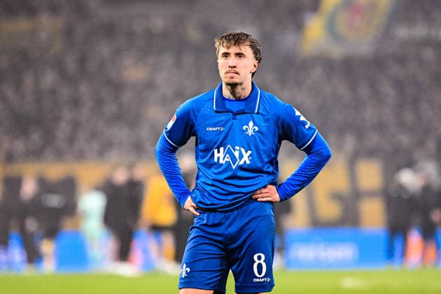 Fußball I Herren I Saison 2025-2026 I 2. Bundesliga I 24. Spieltag I SG Dynamo Dresden - SV Darmstadt 98 I 27.02.2026 Luca Marseiler (8, SV Darmstadt 98) steht nach dem Schlusspfiff enttäuscht auf dem Spielfeld Freisteller, Nahaufnahme, Porträt, Portrait, Einzelfoto, Einzelbild, Körper Dresden Rudolf-Harbig-Stadion (Lennestr. 12) Sachsen Deutschland