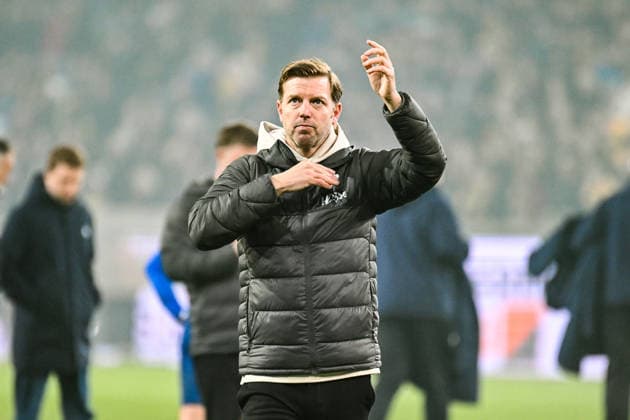Fußball I Herren I Saison 2025-2026 I 2. Bundesliga I 24. Spieltag I SG Dynamo Dresden - SV Darmstadt 98 I 27.02.2026 Florian Kohfeldt (Trainer, SV Darmstadt 98) nach der Niederlage, mit traurigem Blick klopft er auf das Vereinswappen. Freisteller, Nahaufnahme, Porträt, Portrait, Einzelfoto, Einzelbild, Körper Dresden Rudolf-Harbig-Stadion (Lennestr. 12) Sachsen Deutschland