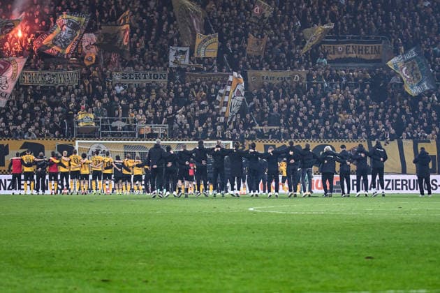 Fußball I Herren I Saison 2025-2026 I 2. Bundesliga I 24. Spieltag I SG Dynamo Dresden - SV Darmstadt 98 I 27.02.2026 Die Mannschaft von Dynamo Dresden feiert den Heimsieg vor der schwarzen Wand mit den Fans. Dresden Rudolf-Harbig-Stadion (Lennestr. 12) Sachsen Deutschland