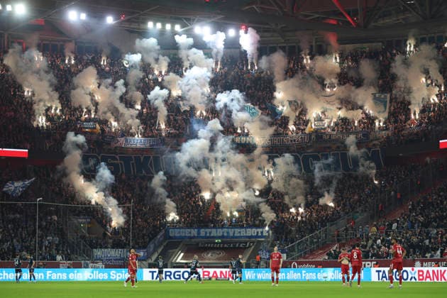 Fans von VfL Bochum mit Pyrotechnik waehrend des Spiels der 2. Bundesliga zwischen Fortuna Düsseldorf und VfL Bochum, Merkur Spiel-Arena am 27. February 2026 in Düsseldorf, Deutschland. (Foto von Oliver Kaelke DeFodi Images) +++ Supporters of VfL Bochum use pyrotechnics during the 2. Bundesliga match between Fortuna Düsseldorf and VfL Bochum at Merkur Spiel-Arena on February 27, 2026 in Düsseldorf, Germany. (Photo by Oliver Kaelke DeFodi Images) (Photo by Oliver Kaelke DeFodi Images) -