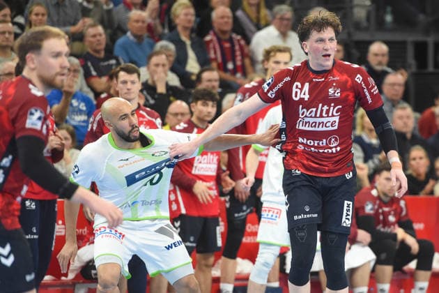 Handball I Herren I Saison 2025-2026 I Bundesliga I 23. Spieltag I SG Flensburg-Handewitt - HSG Wetzlar I 27.02.2026 von links David Cyrill Akakpo (20, HSG Wetzlar), Lasse Möller (64, SG Flensburg-Handewitt) Copyright: xLobeca JanxKirschnerx