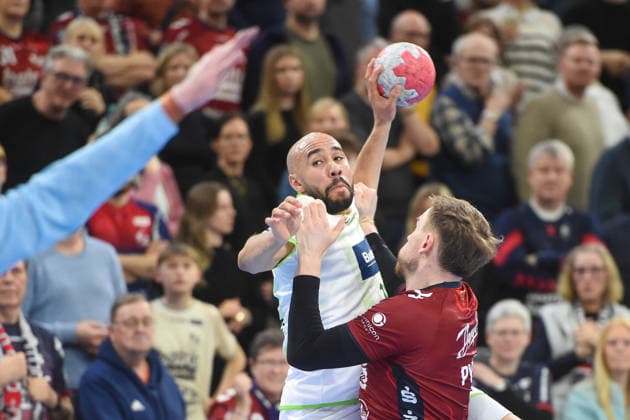 Handball I Herren I Saison 2025-2026 I Bundesliga I 23. Spieltag I SG Flensburg-Handewitt - HSG Wetzlar I 27.02.2026 von links David Cyrill Akakpo (20, HSG Wetzlar), Simon Pytlick (2, SG Flensburg-Handewitt) Copyright: xLobeca JanxKirschnerx