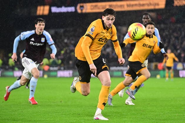Wolverhampton Wanderers v Aston Villa, Premier League Wolverhampton Wanderers defender Santiago Bueno (4) on the ball during the Premier League match between Wolverhampton Wanderers and Aston Villa at Molineux, Wolverhampton, UK on 27 February 2026. Wolverhampton Molineux West Midlands UK Editorial use only DataCo restrictions apply See www.football-dataco.com , Copyright: xDennisxGoodwinx PSI-23809-0034