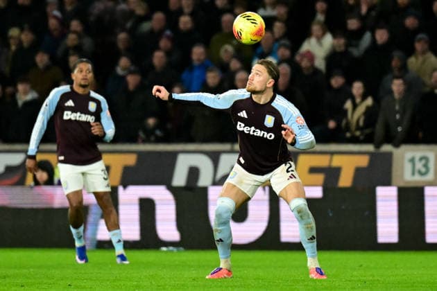 Wolverhampton Wanderers v Aston Villa, Premier League Aston Villa defender Matty Cash (2) heads the ball during the Premier League match between Wolverhampton Wanderers and Aston Villa at Molineux, Wolverhampton, UK on 27 February 2026. Wolverhampton Molineux West Midlands UK Editorial use only DataCo restrictions apply See www.football-dataco.com , Copyright: xDennisxGoodwinx PSI-23809-0035
