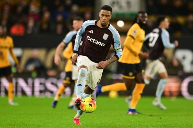 Wolverhampton Wanderers v Aston Villa, Premier League Aston Villa defender Ezri Konsa (4) Controls the ball during the Premier League match between Wolverhampton Wanderers and Aston Villa at Molineux, Wolverhampton, UK on 27 February 2026. Wolverhampton Molineux West Midlands UK Editorial use only DataCo restrictions apply See www.football-dataco.com , Copyright: xDennisxGoodwinx PSI-23809-0040