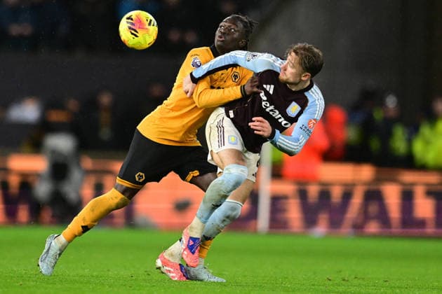Wolverhampton Wanderers v Aston Villa, Premier League Wolverhampton Wanderers midfielder Mateus Mane (36) battles for possession with Aston Villa defender Matty Cash (2) during the Premier League match between Wolverhampton Wanderers and Aston Villa at Molineux, Wolverhampton, UK on 27 February 2026. Wolverhampton Molineux West Midlands UK Editorial use only DataCo restrictions apply See www.football-dataco.com , Copyright: xDennisxGoodwinx PSI-23809-0041
