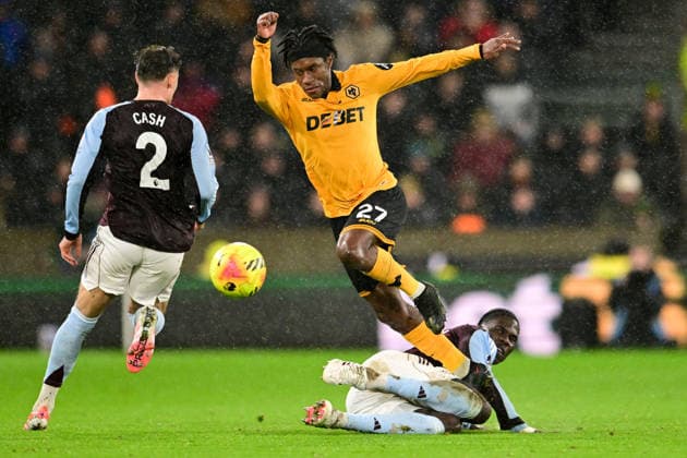 Wolverhampton Wanderers v Aston Villa, Premier League Aston Villa midfielder Amadou Onana (24) tackles Wolverhampton Wanderers midfielder Jean-Ricner Bellegarde (27) during the Premier League match between Wolverhampton Wanderers and Aston Villa at Molineux, Wolverhampton, UK on 27 February 2026. Wolverhampton Molineux West Midlands UK Editorial use only DataCo restrictions apply See www.football-dataco.com , Copyright: xDennisxGoodwinx PSI-23809-0051