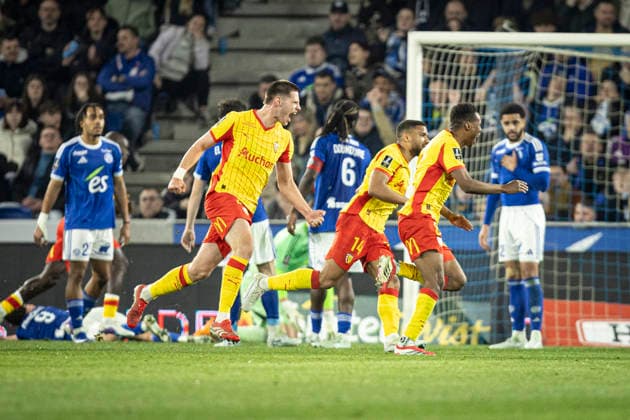FOOTBALL : Racing Strasbourg vs Lens FC - ligue 1 - Strasbourg - 27 02 26 Joie des joueurs de l equipe de Lens (RCL) apres le but de Mamadou SangarÃ 8 but  Copyright: xelyxandroxcegarrax