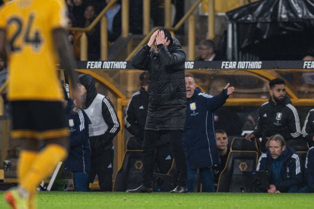 27th February 2026; Molineux Stadium, Wolverhampton, West Midlands, England; Premier League Football, Wolverhampton Wanderers versus Aston Villa; Aston Villa Manager Unai Emery gesticulates wildly on the touchline after a decision does not go his way  GodfreyxPitt Content restricted for UK based newspaper