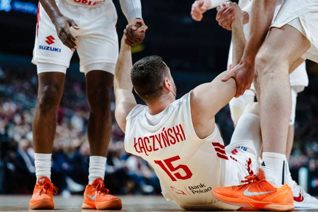 Ryga 27.02.2026 KOSZYKOWKA KOSZKADRA REPREZENTACJA POLSKI MECZ LOTWA - POLSKA ELIMINACJE MISTRZOSTW SWIATA 2027 - - - MEN BASKETBALL POLISH national team, Nationalteam WORLD CUP SERIES QUALIFIERS GAME LATVIA - POLAND NZ Kamil Laczynski , kontuzja injury , team druzyna , pomoc koszykarze players , FOT. WOJCIECH FIGURSKI 058SPORT.PL NEWSPIX.PL --- newspix.pl  FOT. WOJCIECH FIGURSKI 058SPORT.PL