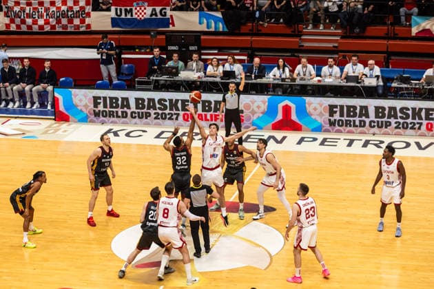 GER, FIBA Basketball World Cup 2027, European Qualifiers, Kroatien-Deutschland. 27.02.2026, Drazen Petrovic Basketball Center, Zagreb, GER, FIBA Basketball World Cup 2027, European Qualifiers, Kroatien-Deutschland. Tipp off, Johannes Thiemann (Deutschland, No 32), Michael Ruzic (Kroatien, No13) Â Foto: Alexander Trienitz Zagreb Drazen Petrovic Basketball Center Zagreb Kroatien