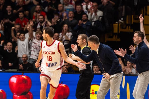GER, FIBA Basketball World Cup 2027, European Qualifiers, Kroatien-Deutschland. 27.02.2026, Drazen Petrovic Basketball Center, Zagreb, GER, FIBA Basketball World Cup 2027, European Qualifiers, Kroatien-Deutschland. Roko Badzim (Kroatien, No18) jubelt mit Tomislav Mijatovic (Head Coach, Kroatien) Â Foto: Alexander Trienitz Zagreb Drazen Petrovic Basketball Center Zagreb Kroatien