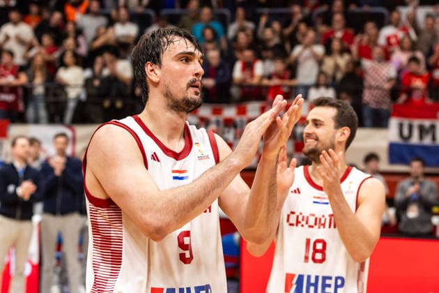 GER, FIBA Basketball World Cup 2027, European Qualifiers, Kroatien-Deutschland. 27.02.2026, Drazen Petrovic Basketball Center, Zagreb, GER, FIBA Basketball World Cup 2027, European Qualifiers, Kroatien-Deutschland. Dario Saric (Kroatien, No9) bedankt sich bei den Fans  Foto: Alexander Trienitz Zagreb Drazen Petrovic Basketball Center Zagreb Kroatien